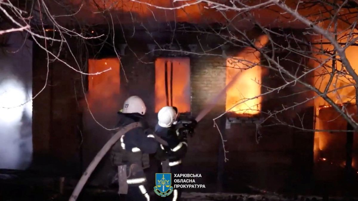 Ruský útok na Charkov: Sedm mrtvých včetně tří dětí, zničený sklad ropy a 15 domů